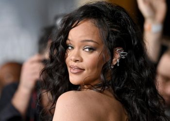 Rihanna y ASAP Rocky con sus hijos en un evento público