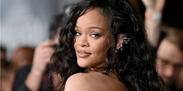 Rihanna y ASAP Rocky con sus hijos en un evento público