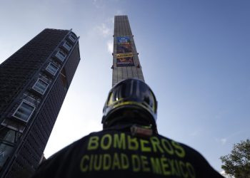 Activistas de Greenpeace escalando la Estela de Luz en CDMX