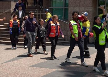 Ciudadanos participando en el simulacro de sismo del 19 de septiembre en la CDMX.