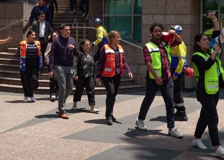 Ciudadanos participando en el simulacro de sismo del 19 de septiembre en la CDMX.