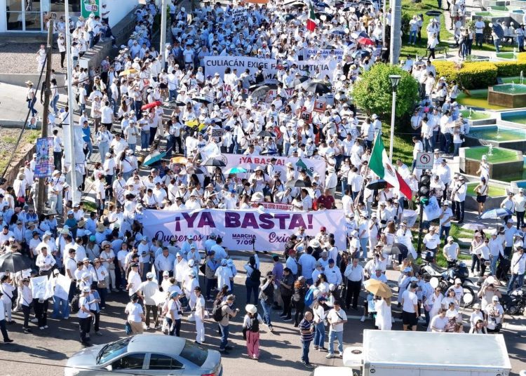 La multitud exigió la salida del gobernador Rubén Rocha Moya durante la protesta contra la inseguridad en Sinaloa
