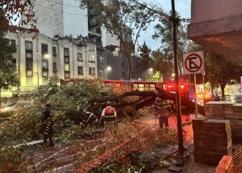 Lluvias provocan inundaciones y caos vial al sur de la CDMX