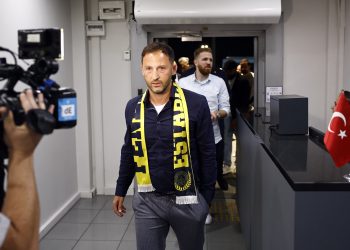 Edson Álvarez ya tiene técnico en Turquía.