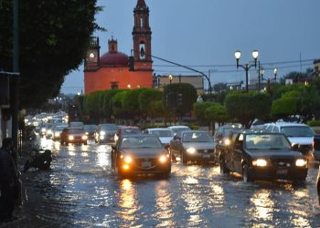 Por desbordamiento en presa, evacuan zona hotelera y 7 localidades de Tequisquiapan
