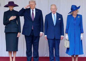 El rey Carlos III y Donald Trump pasando revista a la Guardia Real en Windsor.