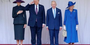 El rey Carlos III y Donald Trump pasando revista a la Guardia Real en Windsor.