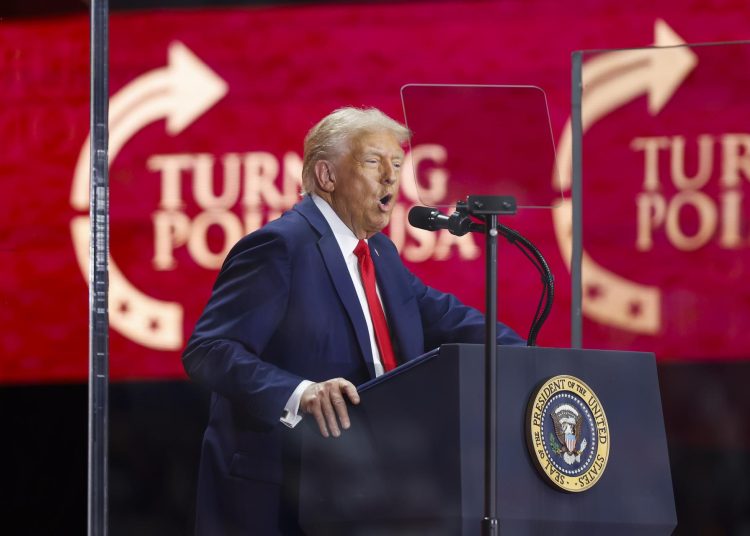 Donald Trump en memorial de Charlie Kirk, calificando el asesinato como un ataque contra EE.UU. EFE/EPA/CAROLINE BREHMAN