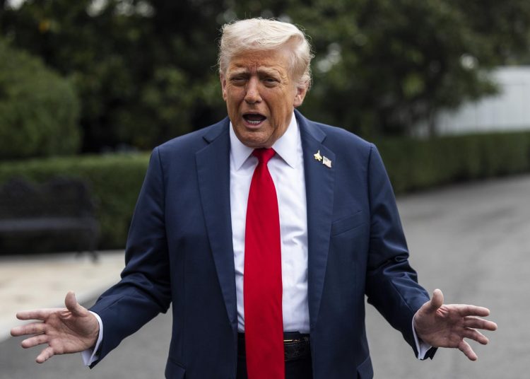Donald Trump presenta plan de paz para Gaza con respaldo de Israel y países árabes. EFE/EPA/JIM LO SCALZO