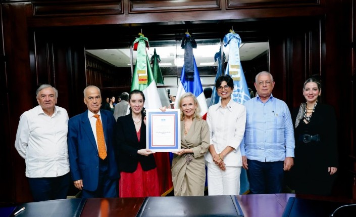 La doctora Romina Quezada Morales recibiendo el Premio Unesco/Juan Bosch por su destacada investigación en ciencias sociales