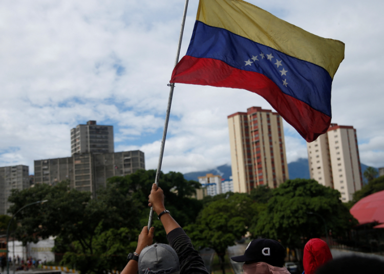 Bandera de Venezuela ondeando durante manifestación de derechos humanos