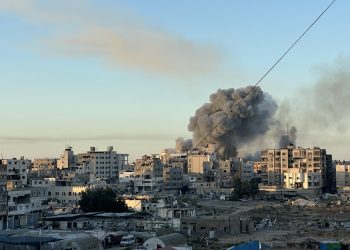 “Explosiones y destrucción en barrios de la ciudad de Gaza tras nuevos ataques israelíes, octubre de 2025.”