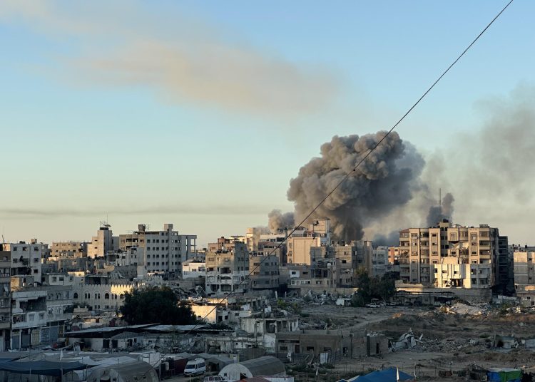 “Explosiones y destrucción en barrios de la ciudad de Gaza tras nuevos ataques israelíes, octubre de 2025.”