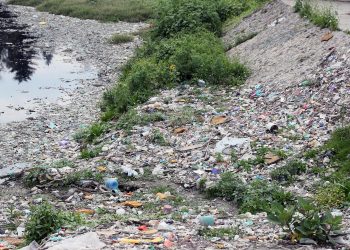 Basura y lluvias extremas colapsan drenaje en CDMX