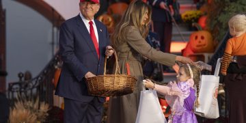 Trick Or Treat?: Trump y Melania reparten dulces por Halloween