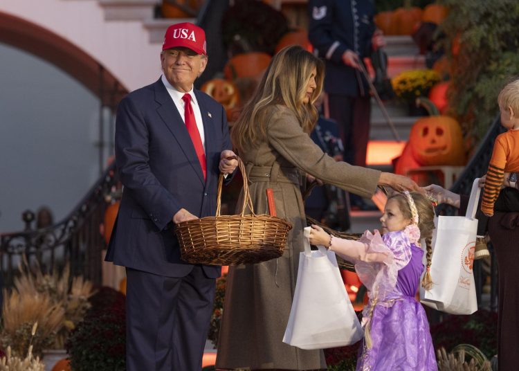 Calabazas, Soldados y un Pequeño Trump: Así Celebraron la Primera Pareja el Halloween en la Casa Blanca | FOTO EFE