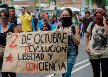 Marcha del 2 de octubre en CDMX saliendo de Tlatelolco rumbo al Zócalo