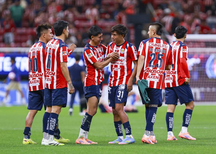 Las Chivas de Guadalajara del entrenador argentino Gabriel Milito golearon por 4-1 al Atlas este sábado en el clásico tapatío, en