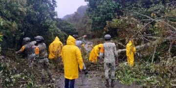 Fotografía de elementos del Ejército y Guardia Nacional realizando labores de limpieza o rescate en zonas afectadas por lluvias en Querétaro.