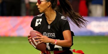 La mexicana Diana Flores, quarterback del equipo de la leyenda de la NFL Chad 'Ochocinco' Johnson