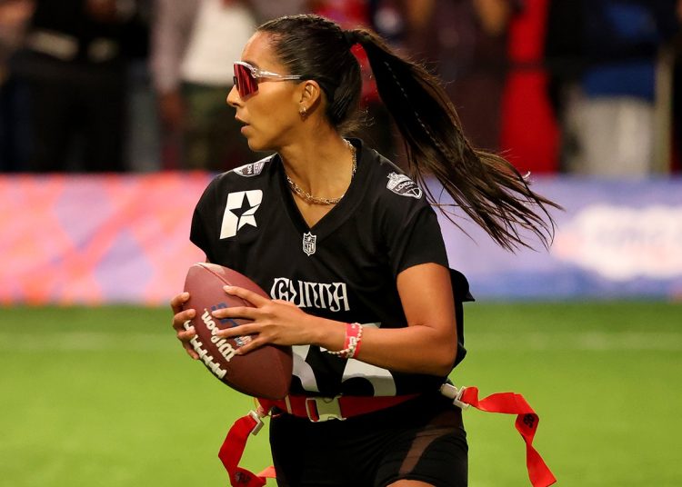 La mexicana Diana Flores, quarterback del equipo de la leyenda de la NFL Chad 'Ochocinco' Johnson
