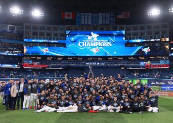 George Springer disparó un jonrón de tres carreras para remontar el partido y los Azulejos de Toronto vencieron este lunes 4-3 a los Marineros de Seattle