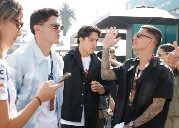 El seleccionado uruguayo Brian Rodríguez, delantero del América, visitó este sábado al neerlandés Max Verstappen, piloto de la escudería