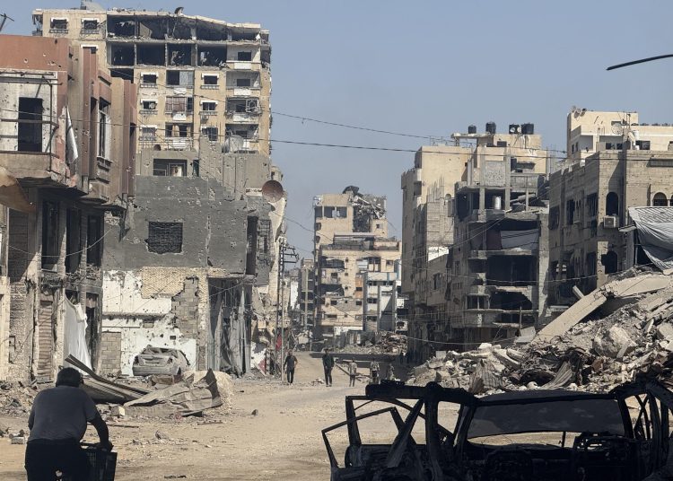 GAZA, 04/10/2025.- Imagen tomada este sábado en la ciudad de Gaza. Los habitantes de la ciudad de Gaza, asediada desde hace semanas por Israel, recuperaron este sábado cierta normalidad y la esperanza con ataques menos intensos tras los avances hacia un posible fin de la ofensiva israelí, pero dicen no tener razones para celebrar una tregua que aún no ha llegado. FOTO EFE