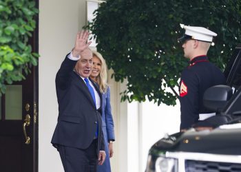 Tras acuerdo inicial para Gaza, Netanyahu se reúne con enviados de Trump