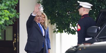 Tras acuerdo inicial para Gaza, Netanyahu se reúne con enviados de Trump