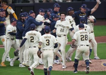 Tras cinco eliminaciones seguidas en su serie inaugural de postemporada desde 2019, los Cerveceros de Milwaukee lograron por fin