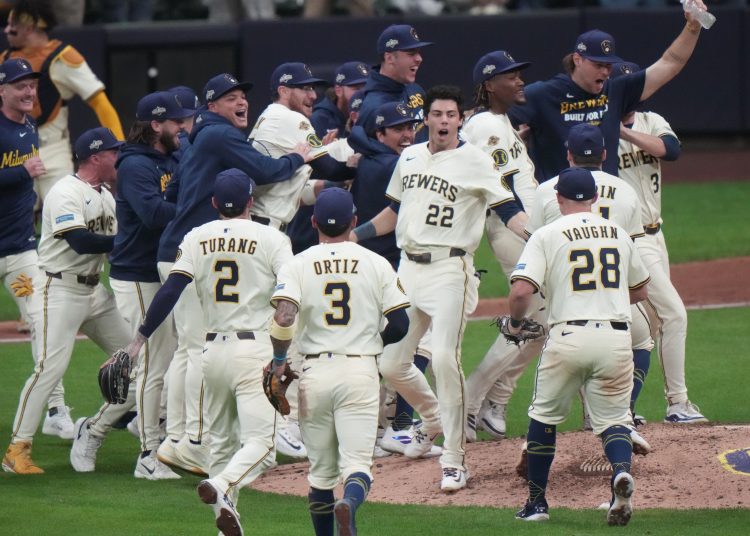 Tras cinco eliminaciones seguidas en su serie inaugural de postemporada desde 2019, los Cerveceros de Milwaukee lograron por fin