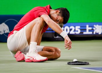 Novak Djokovic, aparentemente mermado por una dolencia en el tobillo izquierdo de la que tuvo que ser varias veces atendido, abatido