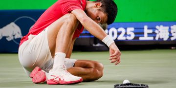 Novak Djokovic, aparentemente mermado por una dolencia en el tobillo izquierdo de la que tuvo que ser varias veces atendido, abatido