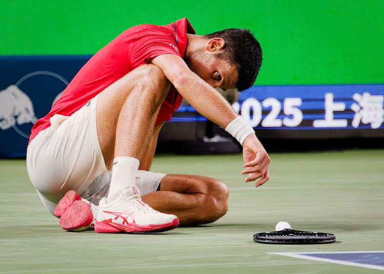 Novak Djokovic, aparentemente mermado por una dolencia en el tobillo izquierdo de la que tuvo que ser varias veces atendido, abatido
