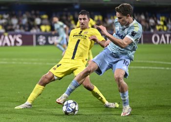 El delantero turco de la Juventus Kenan Yildiz (d) lucha con Santiago Comesaña, del Villarreal