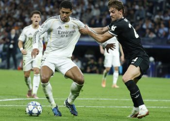 El centrocampista del Real Madrid Jude Bellingham (i) juega un balón ante Daniele Rugani, de la Juventus
