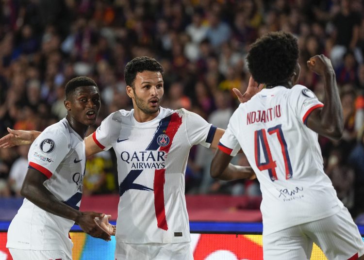 Los jugadores del París Saint-Germain celebran el segundo gol de su equipo durante el partido de la primera fase de la Liga de Campeones que FC Barcelona