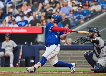 Alejandro Kirk, empata marca mexicana de cuadrangulares en playoffs