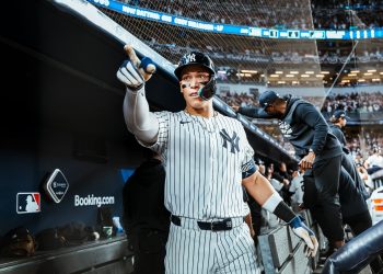 Aaron Judge, con un jonrón de tres carreras, le dio una nueva oportunidad a los Yankees para mantenerse con vida ante los Azulejos