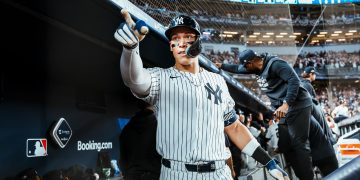 Aaron Judge, con un jonrón de tres carreras, le dio una nueva oportunidad a los Yankees para mantenerse con vida ante los Azulejos