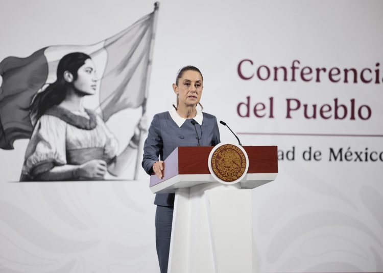 La presidenta Claudia Sheinbaum dio un balance de afectaciones por las inundaciones en México. EFE/José Méndez