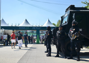 “Policías de la Ciudad de México vigilan los accesos al Autódromo Hermanos Rodríguez durante el Gran Premio de México.”
