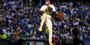 El descanso previo a la Serie Divisional no afectó en absoluto el poder ofensivo de los Cerveceros, quienes arrancaron el Juego 1