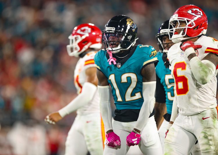 Trevor Lawrence, 'quarterback' de los Jacksonsville Jaguars, lideró este lunes la victoria por 31-28 de su equipo contra los Kansas City