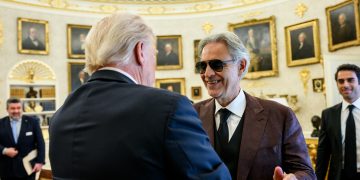 Andrea Bocelli visita la Casa Blanca y canta para Trump