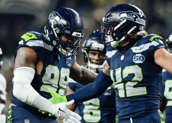 Los Seattle Seahawks superaron este lunes, con una gran actuación de su defensiva, 27-19 a Houston Texans en el cierre de la semana
