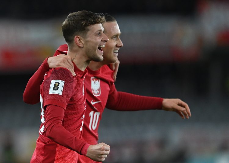 Lithuania (Lithuania), 12/10/2025.- Sebastian Szymanski (L) of Poland celebrates scoring the 1-0 goal during the FIFA World Cup 2026 UEFA qualifiers soccer match between Lithuania and Poland, in Kaunas, Lithuania, 12 October 2025. (Mundial de Fútbol, Lituania, Polonia) EFE/EPA/Piotr Nowak POLAND OUT