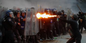 Manifestantes se enfrentan a policías en la marcha del 2 de octubre