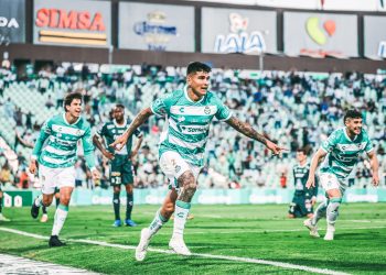 Santos Laguna le pega a León